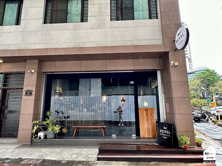 高雄前鎮｜瑞福咖啡REVEL COFFEE STUDIO＿舒芙蕾鬆餅推推