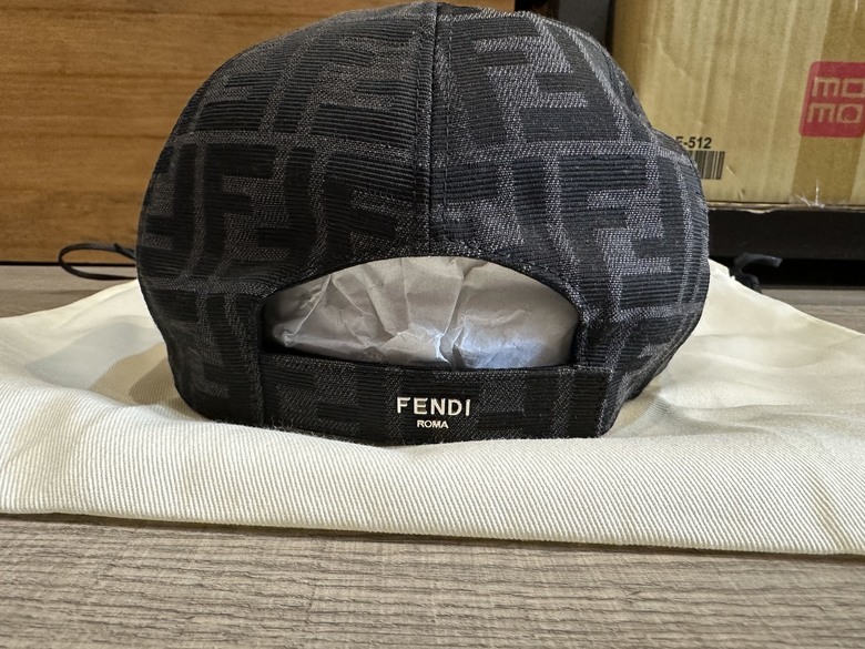 「開箱」FENDI 經典花色帽子