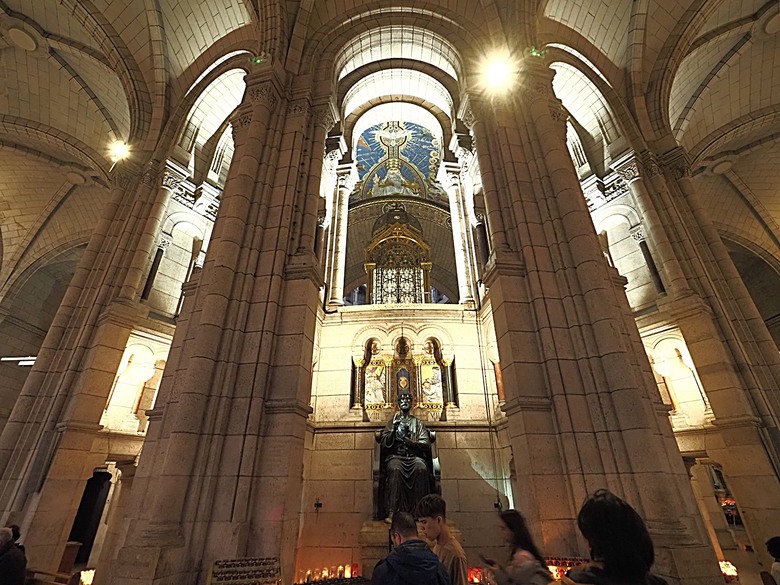 艾菲爾鐵塔(Tour Eiffel)、蒙馬特(Montmartre)、聖心堂(Basilique du Sacré-Cœur de Montmartre),外掛拉法葉百貨 巴黎奧斯曼旗艦店(Galeries Lafayette Haussmann)、莎瑪麗丹百貨(La Samaritaine) — 引領流行的時尚與藝術之都 — 2023年冬季歐洲行旅 第九部