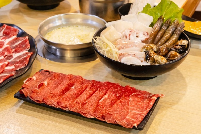 泰山日式鍋物│香濃湯頭風味滿分超浮誇肉盤即刻上桌!