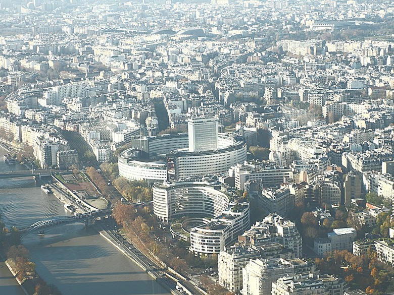 艾菲爾鐵塔(Tour Eiffel)、蒙馬特(Montmartre)、聖心堂(Basilique du Sacré-Cœur de Montmartre),外掛拉法葉百貨 巴黎奧斯曼旗艦店(Galeries Lafayette Haussmann)、莎瑪麗丹百貨(La Samaritaine) — 引領流行的時尚與藝術之都 — 2023年冬季歐洲行旅 第九部