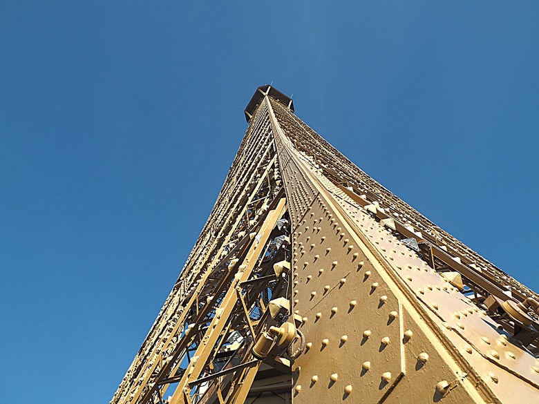 艾菲爾鐵塔(Tour Eiffel)、蒙馬特(Montmartre)、聖心堂(Basilique du Sacré-Cœur de Montmartre),外掛拉法葉百貨 巴黎奧斯曼旗艦店(Galeries Lafayette Haussmann)、莎瑪麗丹百貨(La Samaritaine) — 引領流行的時尚與藝術之都 — 2023年冬季歐洲行旅 第九部