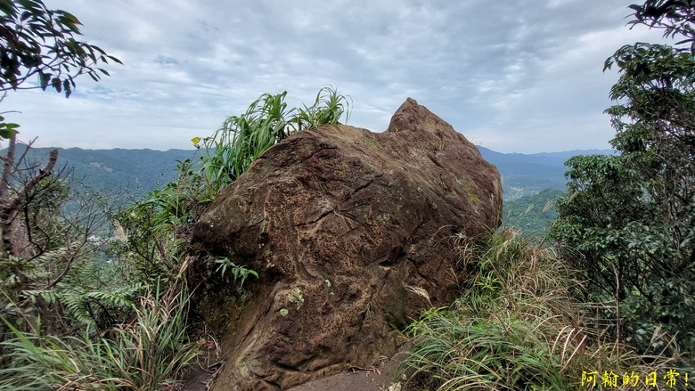 平溪好多尖|尖山尖尖東峰 石燭尖、九龍山、無名尖、峰頭尖東峰,環狀O型走一圈