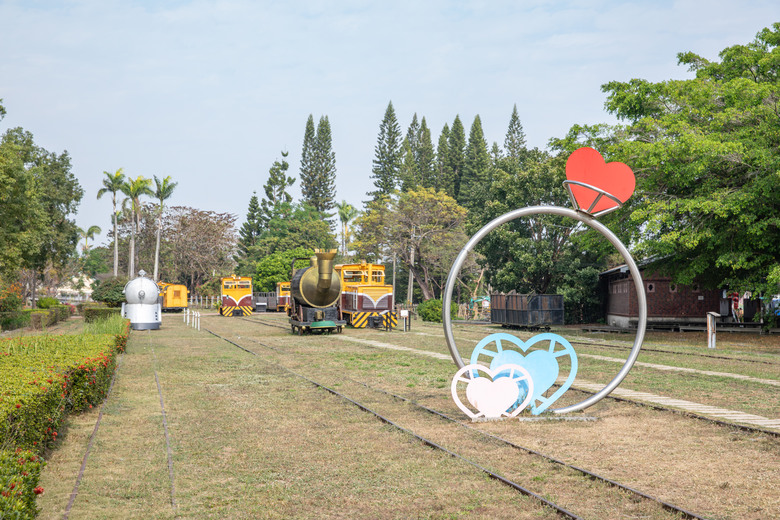 ◆橋頭糖廠 · 糖金歲月散策館 · 吉照故里茶道院 · 老街美食 ◆彌陀漁港海岸光廊 ◆蚵仔寮魚市