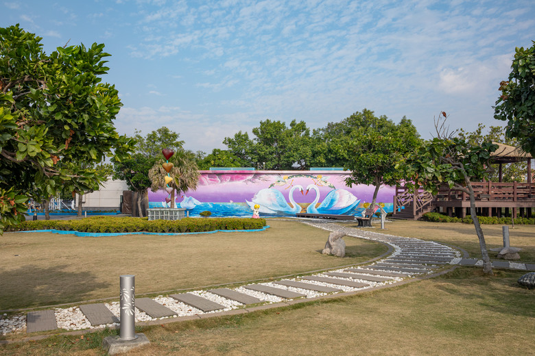 ◆橋頭糖廠 · 糖金歲月散策館 · 吉照故里茶道院 · 老街美食 ◆彌陀漁港海岸光廊 ◆蚵仔寮魚市