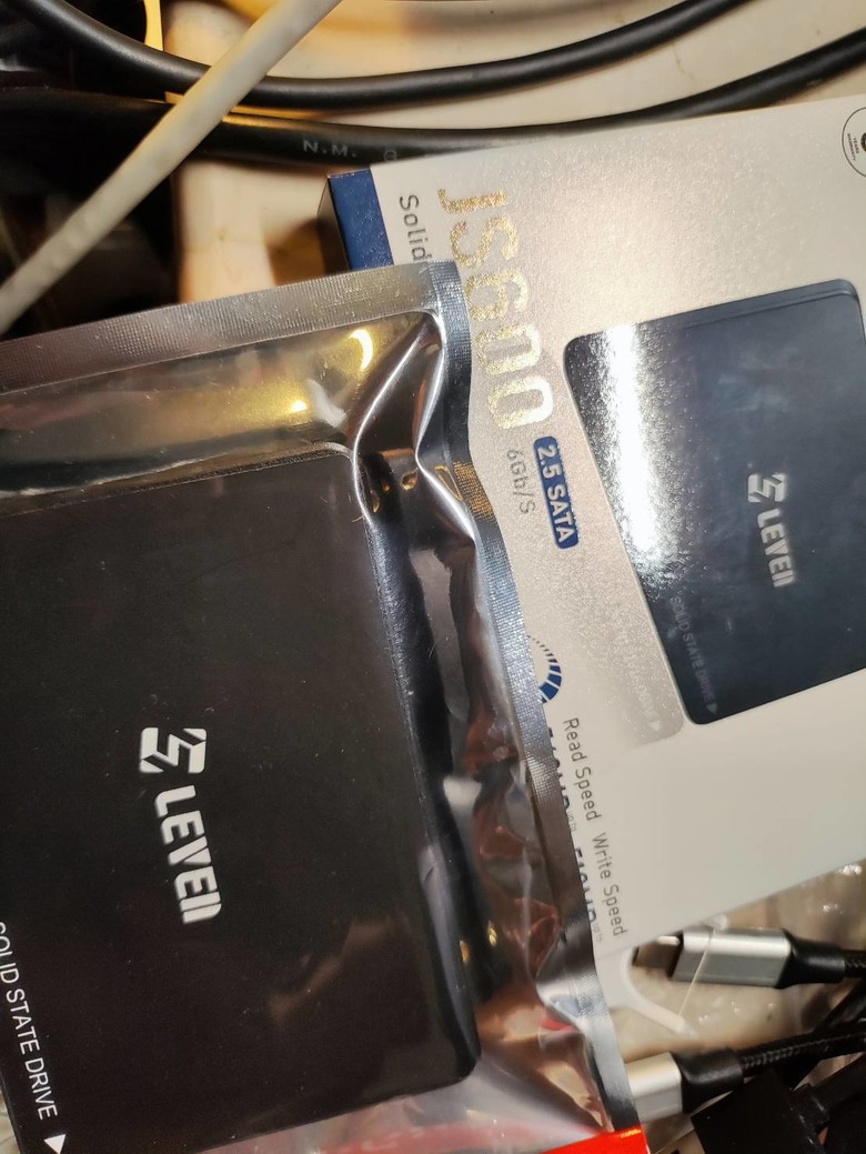 有趣的 LEVEN JS600系列 512GB SATA SSD 開箱