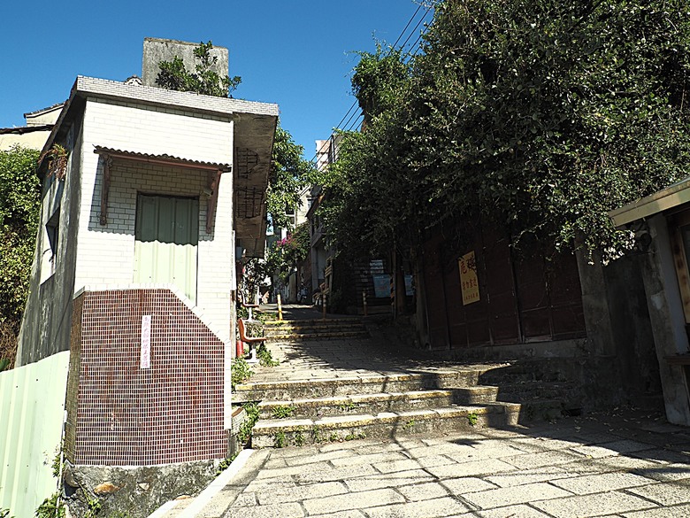 【小惡魔金龍踏春】鄞山寺(汀州會館)、龍山寺、清水巖、福佑宮、重建街、日本警官宿舍、滬尾小學校禮堂，附掛真理街阿給 — 淡水古蹟一日行旅 上半場