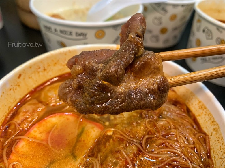 市場旁手工小籠湯包口味多樣，麻辣鴨血深坑臭豆腐必點