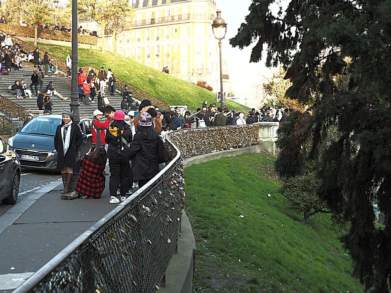 艾菲爾鐵塔(Tour Eiffel)、蒙馬特(Montmartre)、聖心堂(Basilique du Sacré-Cœur de Montmartre),外掛拉法葉百貨 巴黎奧斯曼旗艦店(Galeries Lafayette Haussmann)、莎瑪麗丹百貨(La Samaritaine) — 引領流行的時尚與藝術之都 — 2023年冬季歐洲行旅 第九部