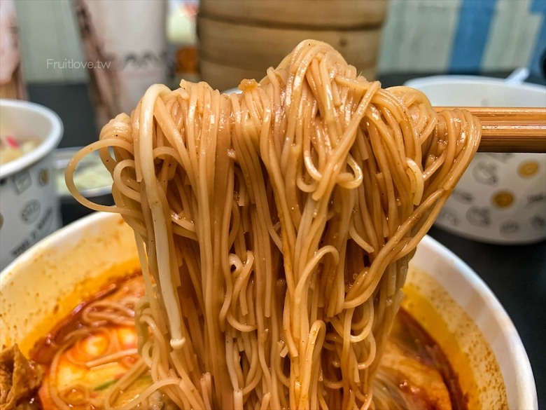 市場旁手工小籠湯包口味多樣，麻辣鴨血深坑臭豆腐必點