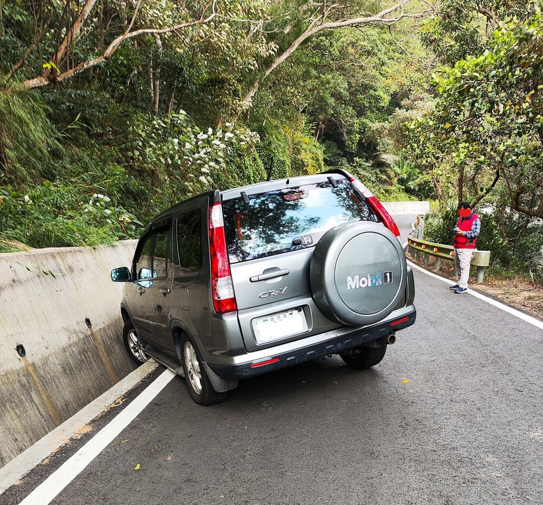 怎麼把車開到水溝裡 開得出來嗎?