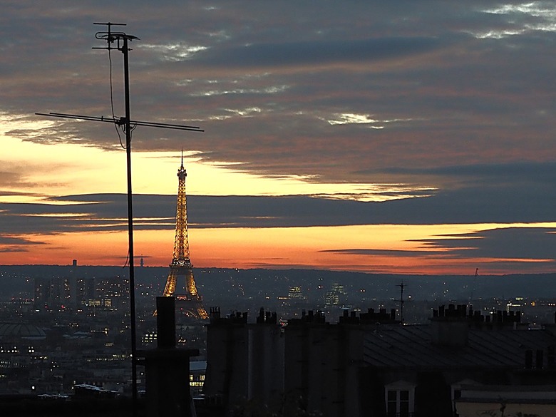艾菲爾鐵塔(Tour Eiffel)、蒙馬特(Montmartre)、聖心堂(Basilique du Sacré-Cœur de Montmartre),外掛拉法葉百貨 巴黎奧斯曼旗艦店(Galeries Lafayette Haussmann)、莎瑪麗丹百貨(La Samaritaine) — 引領流行的時尚與藝術之都 — 2023年冬季歐洲行旅 第九部