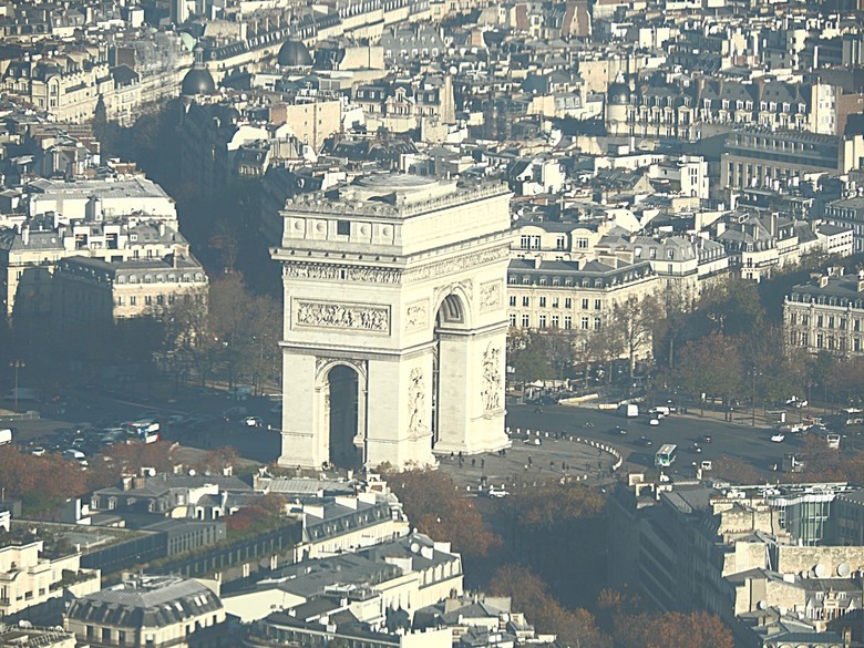 艾菲爾鐵塔(Tour Eiffel)、蒙馬特(Montmartre)、聖心堂(Basilique du Sacré-Cœur de Montmartre)，外掛拉法葉百貨 巴黎奧斯曼旗艦店(Galeries Lafayette Haussmann)、莎瑪麗丹百貨(La Samaritaine) — 引領流行的時尚與藝術之都 — 2023年冬季歐洲行旅 第九部