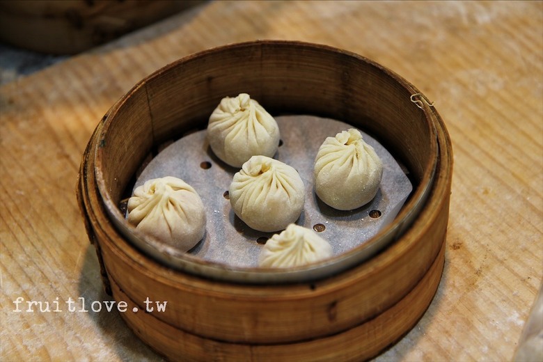市場旁手工小籠湯包口味多樣，麻辣鴨血深坑臭豆腐必點