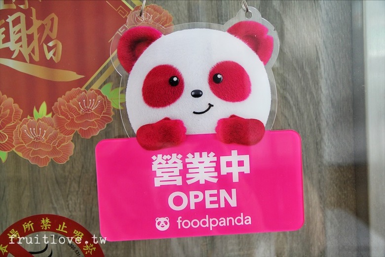 市場旁手工小籠湯包口味多樣，麻辣鴨血深坑臭豆腐必點