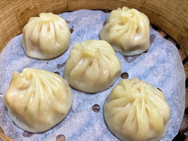 市場旁手工小籠湯包口味多樣，麻辣鴨血深坑臭豆腐必點
