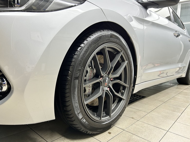 Hyundai Elantra 換新鞋
