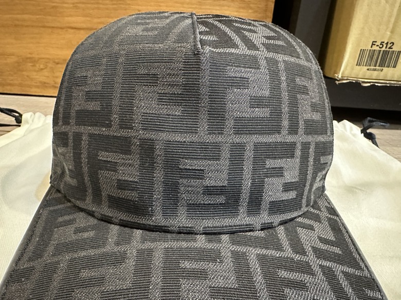 「開箱」FENDI 經典花色帽子