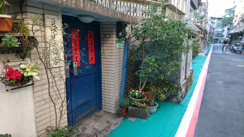 請內政部責成全國各縣市政府，對該管市區道路人行道之劃設，只要碰到路燈基座、台電變電箱，都要計入該障礙物之寬度，而劃設出彎曲之行人專用道。
