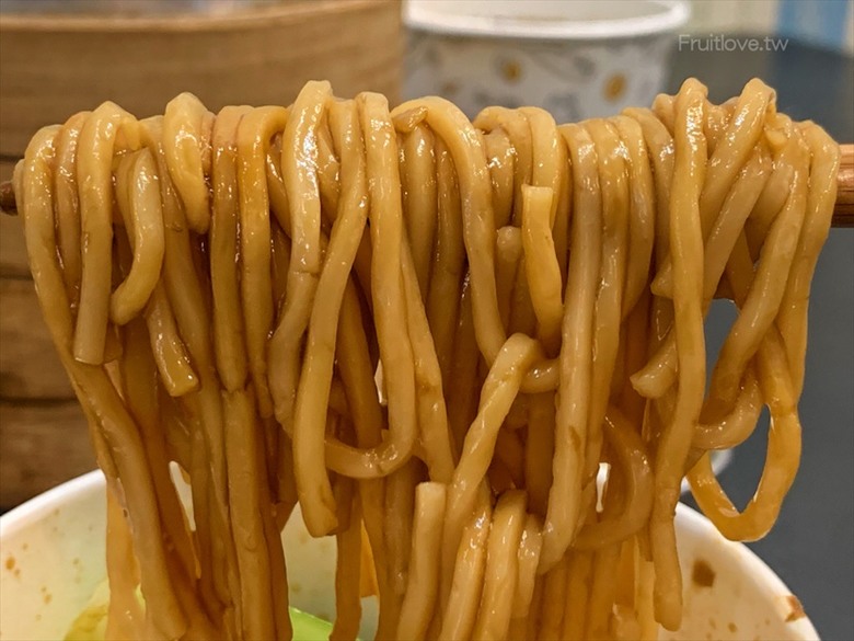 市場旁手工小籠湯包口味多樣，麻辣鴨血深坑臭豆腐必點