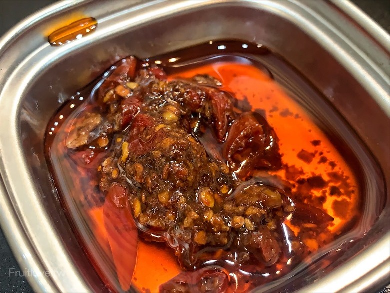 市場旁手工小籠湯包口味多樣，麻辣鴨血深坑臭豆腐必點