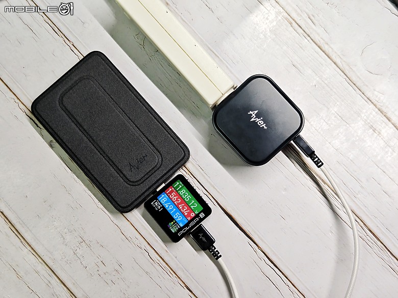 MagSafe行動電源開箱 – Avier VeeGo可立式磁吸行動電源，支援PD快速充電