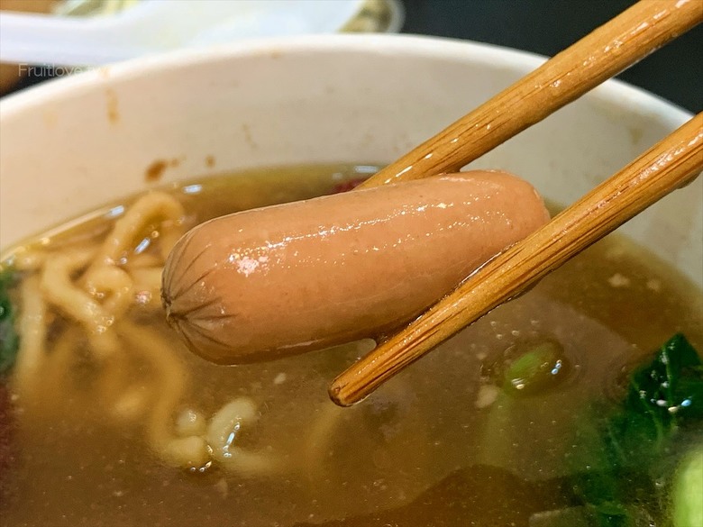 市場旁手工小籠湯包口味多樣，麻辣鴨血深坑臭豆腐必點
