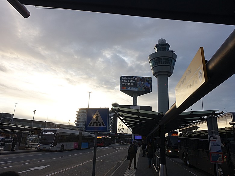 中華航空 臺北⇔阿姆斯特丹之長程飛航 與 荷蘭航空 巴黎⇒阿姆斯特丹之歐陸航線，外掛荷比邊境及比法邊境高速公路休息站 體驗紀錄 — 2023年冬季歐洲行旅 移動篇