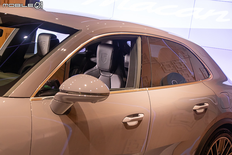 加入純電戰局，內外全面革新！Porsche Macan 大改款新加坡首發直擊！