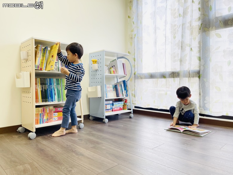 點我看大圖 開箱 日本林製作所 Rolling Go 遊走書櫃 專為兒童打造的行動書車 處處都能享受閱讀樂趣