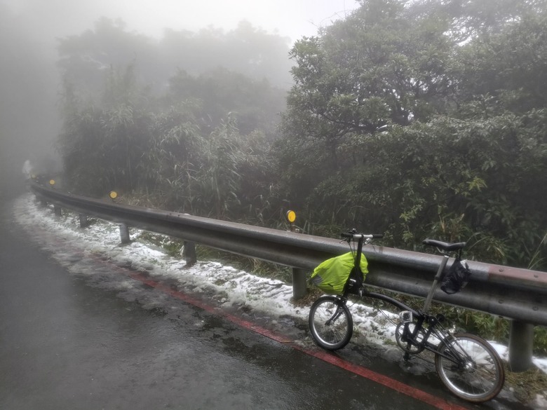 陽明山賞雪 | 車開不上去 | 騎小折可以