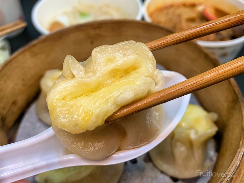 市場旁手工小籠湯包口味多樣，麻辣鴨血深坑臭豆腐必點