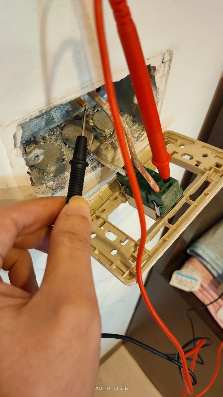 請問單電燈關關裡的這條是什麼線?