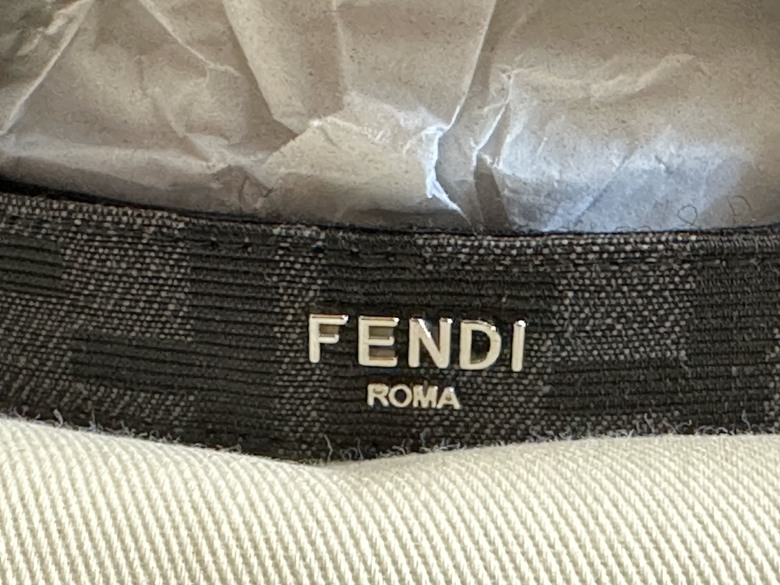 「開箱」FENDI 經典花色帽子