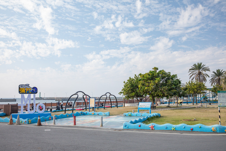 ◆橋頭糖廠 · 糖金歲月散策館 · 吉照故里茶道院 · 老街美食 ◆彌陀漁港海岸光廊 ◆蚵仔寮魚市