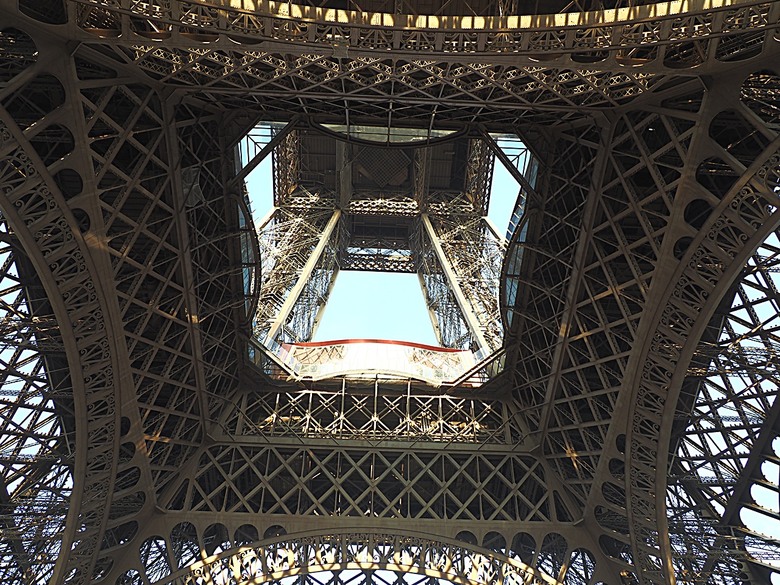 艾菲爾鐵塔(Tour Eiffel)、蒙馬特(Montmartre)、聖心堂(Basilique du Sacré-Cœur de Montmartre),外掛拉法葉百貨 巴黎奧斯曼旗艦店(Galeries Lafayette Haussmann)、莎瑪麗丹百貨(La Samaritaine) — 引領流行的時尚與藝術之都 — 2023年冬季歐洲行旅 第九部
