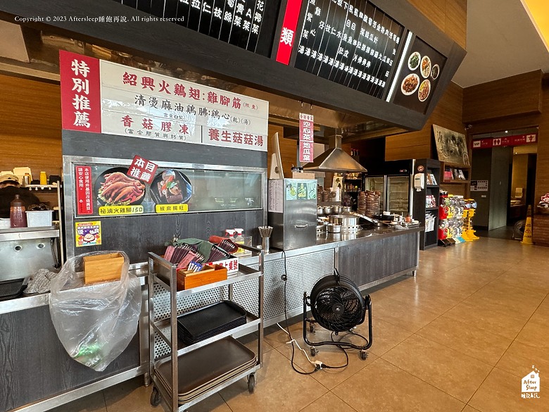點我看大圖 嘉義東區|噴水雞肉飯(小雅旗艦店)_沒看過這麼大間的火雞肉飯店