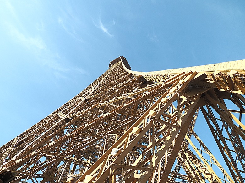 艾菲爾鐵塔(Tour Eiffel)、蒙馬特(Montmartre)、聖心堂(Basilique du Sacré-Cœur de Montmartre),外掛拉法葉百貨 巴黎奧斯曼旗艦店(Galeries Lafayette Haussmann)、莎瑪麗丹百貨(La Samaritaine) — 引領流行的時尚與藝術之都 — 2023年冬季歐洲行旅 第九部