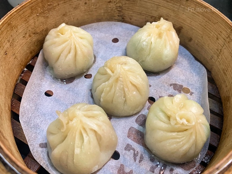 市場旁手工小籠湯包口味多樣，麻辣鴨血深坑臭豆腐必點