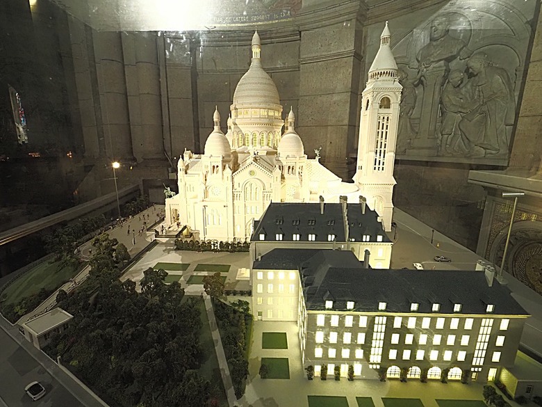 艾菲爾鐵塔(Tour Eiffel)、蒙馬特(Montmartre)、聖心堂(Basilique du Sacré-Cœur de Montmartre)，外掛拉法葉百貨 巴黎奧斯曼旗艦店(Galeries Lafayette Haussmann)、莎瑪麗丹百貨(La Samaritaine) — 引領流行的時尚與藝術之都 — 2023年冬季歐洲行旅 第九部