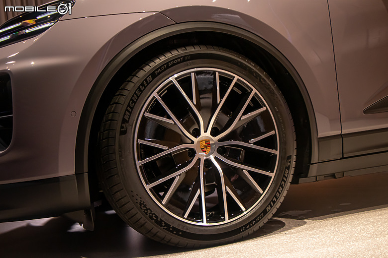 加入純電戰局，內外全面革新！Porsche Macan 大改款新加坡首發直擊！