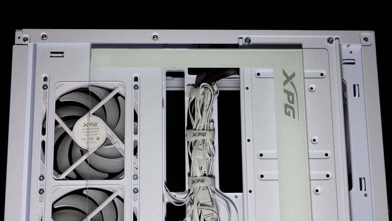 組裝 ADATA 首款海景機殼 XPG INVADER X 顯卡直立套件，搭配背插式主機板