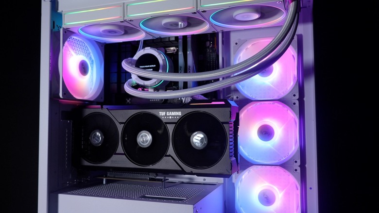 組裝 ADATA 首款海景機殼 XPG INVADER X 顯卡直立套件，搭配背插式主機板