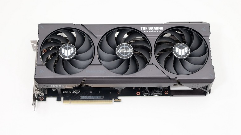 組裝 ADATA 首款海景機殼 XPG INVADER X 顯卡直立套件，搭配背插式主機板