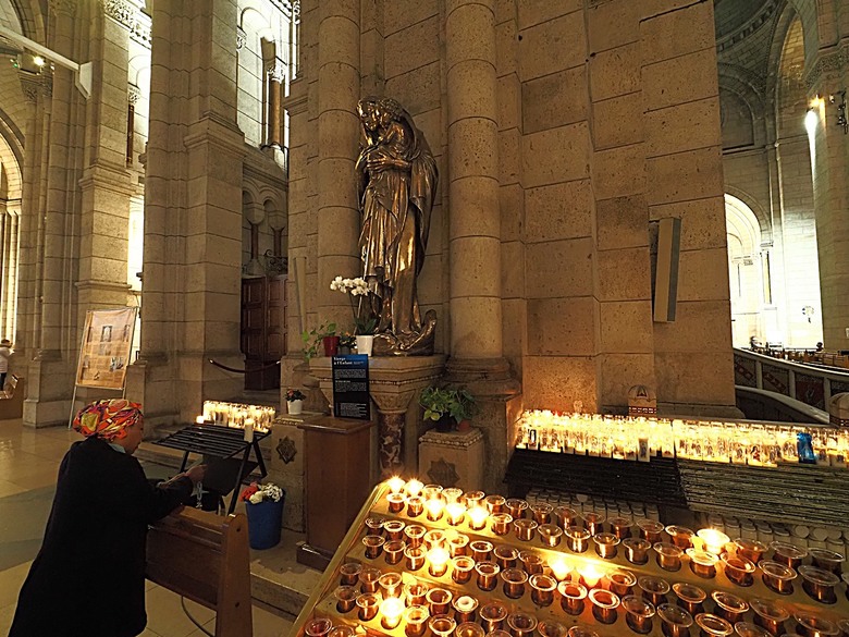 艾菲爾鐵塔(Tour Eiffel)、蒙馬特(Montmartre)、聖心堂(Basilique du Sacré-Cœur de Montmartre),外掛拉法葉百貨 巴黎奧斯曼旗艦店(Galeries Lafayette Haussmann)、莎瑪麗丹百貨(La Samaritaine) — 引領流行的時尚與藝術之都 — 2023年冬季歐洲行旅 第九部