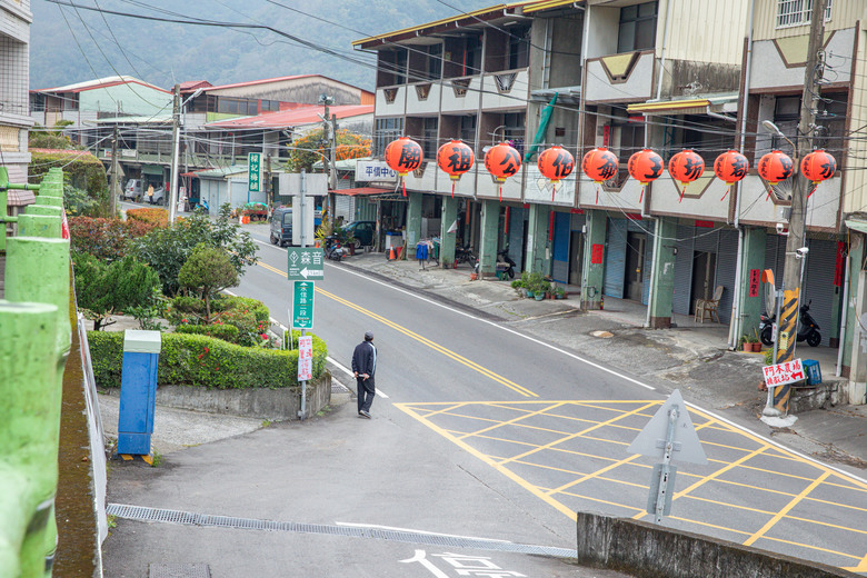 南投水里賞櫻｜集集車站與驛站、八張牛肉麵、阿本農場櫻花園、蠻荒咖啡