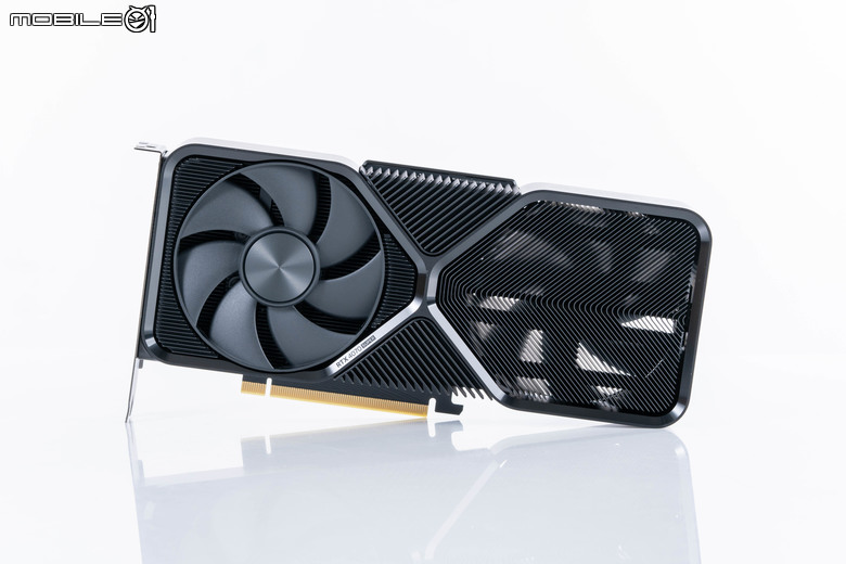 NVIDIA GeForce RTX 4070 Super FE 創始版顯示卡開箱 以純黑設計打造更高效能印象