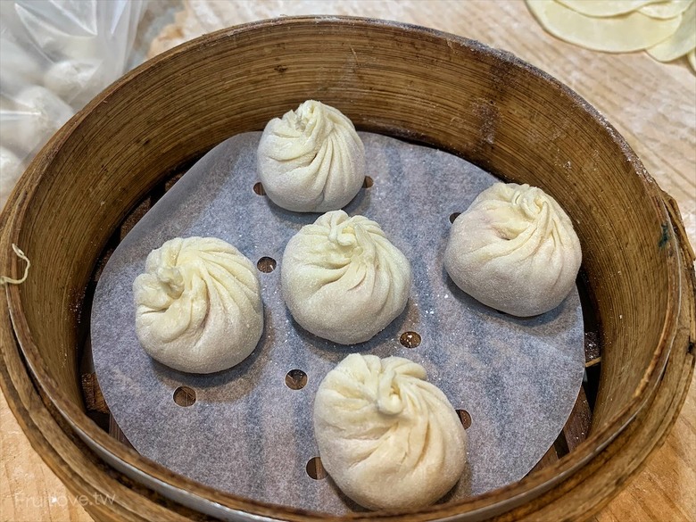 市場旁手工小籠湯包口味多樣，麻辣鴨血深坑臭豆腐必點