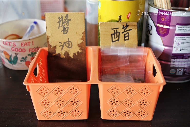 市場旁手工小籠湯包口味多樣，麻辣鴨血深坑臭豆腐必點