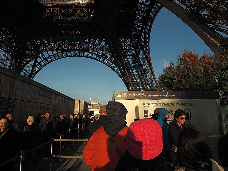 艾菲爾鐵塔(Tour Eiffel)、蒙馬特(Montmartre)、聖心堂(Basilique du Sacré-Cœur de Montmartre),外掛拉法葉百貨 巴黎奧斯曼旗艦店(Galeries Lafayette Haussmann)、莎瑪麗丹百貨(La Samaritaine) — 引領流行的時尚與藝術之都 — 2023年冬季歐洲行旅 第九部